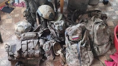 Військове спорядження з російською символікою, залишене на одній із позицій
