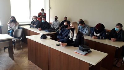 У Сумах Ковпаківська виборча комісія перераховує голоси на одній з дільниць У Сумах Ковпаківська виборча комісія перераховує голоси на одній з дільниць