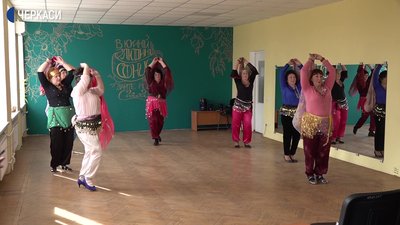 У Черкасах відвідувачки "Університету третього віку" вивчають східні танці