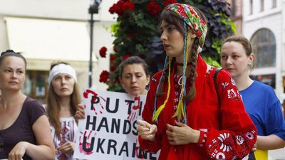 "Не закривай очі на війну" – житомиряни у Польщі долучилися до пікету на підтримку України "Не закривай очі на війну" – житомиряни у Польщі долучилися до пікету на підтримку України