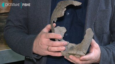 Науковець показав, як докупи склеюють знайдене на розкопках Науковець показав, як докупи склеюють знайдене на розкопках