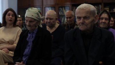 29-річна радіоведуча Юля Карпова з Житомира допомагає літнім людям на деокупованих територіях 29-річна радіоведуча Юля Карпова з Житомира допомагає літнім людям на деокупованих територіях