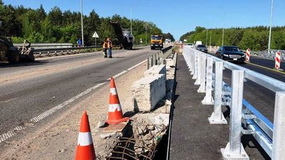 На Житомирщині на трасі Київ – Чоп частково відкрили рух мостом через річку Дубовець На Житомирщині на трасі Київ – Чоп частково відкрили рух мостом через річку Дубовець
