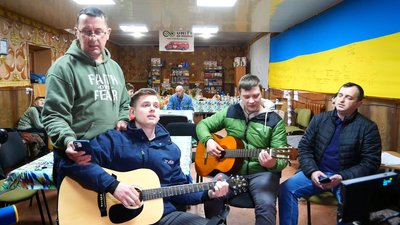 Печуть паски під звуки обстрілів: як святкуватимуть Великдень у прифронтовому Оріхові Печуть паски під звуки обстрілів: як святкуватимуть Великдень у прифронтовому Оріхові