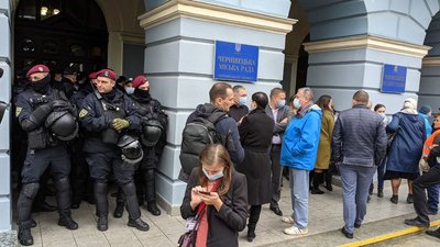Штовханина під ратушею й десятки поліцейських. На сесію міськради в Чернівцях знову прийшли двірники
