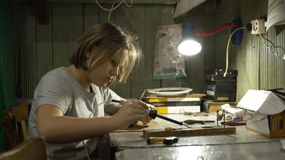 11-річна школярка збирає музичні колонки й фари: як гуртківці із Городні вчаться ремонтувати радіоелектронну техніку