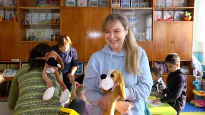 Хібукі-терапія: як собака-обіймака у Житомирі допомагає дітям впоратися зі стресом від війни Хібукі-терапія: як собака-обіймака у Житомирі допомагає дітям впоратися зі стресом від війни