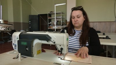 У Ніжині, що на Чернігівщині, відкрили швейну фабрику, де працюють 12 швачок, серед яких внутрішньо переміщені особи У Ніжині, що на Чернігівщині, відкрили швейну фабрику, де працюють 12 швачок, серед яких внутрішньо переміщені особи