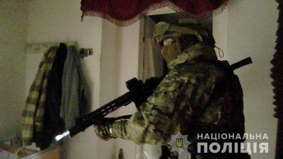 На Херсонщині поліцейські затримали зловмисників, які тримали людей в рабстві На Херсонщині поліцейські затримали зловмисників, які тримали людей в рабстві