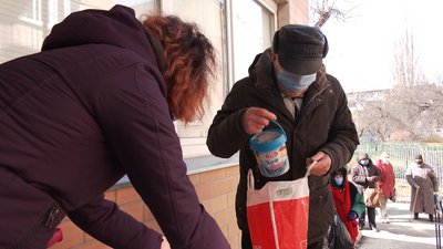 У Черкасах волонтери роздають безкоштовні обіди для нужденних У Черкасах волонтери роздають безкоштовні обіди для нужденних