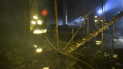 Влучення боєприпасу. У Миколаєві горіли складські приміщення Влучення боєприпасу. У Миколаєві горіли складські приміщення