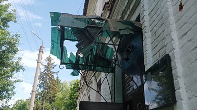Пошкоджена будівля внаслідок артобстрілу у Великій Писарівці Пошкоджена будівля внаслідок артобстрілу у Великій Писарівці