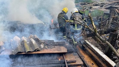 Рятувальники 20 липня гасили пожежу після обстрілів у Малинівській громаді на Харківщині Рятувальники 20 липня гасили пожежу після обстрілів у Малинівській громаді на Харківщині