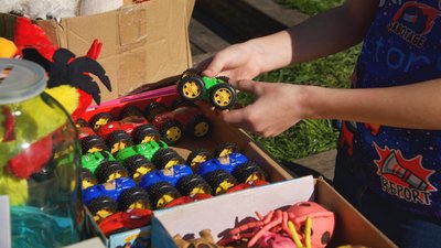 Продають іграшки: одеські школярі зібрали майже сім тисяч гривень для ЗСУ та переселенців. ВІДЕО Продають іграшки: одеські школярі зібрали майже сім тисяч гривень для ЗСУ та переселенців. ВІДЕО