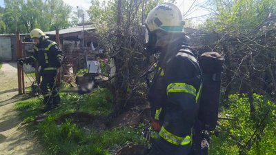 Двоє чоловіків отруїлися під час робіт у вигрібній ямі, один – загинув Двоє чоловіків отруїлися під час робіт у вигрібній ямі, один – загинув