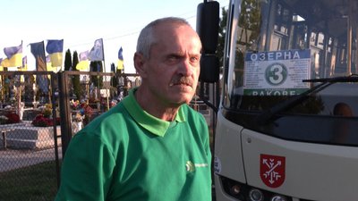 Водій автобусного маршруту №3 розповідає, що найбільша кількість пасажирів, це люди, які їдуть на кладовище, листопад 2023