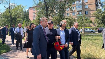 Іноземні дипломати відвідали місце російського удару в Києві, 2 липня 2026
