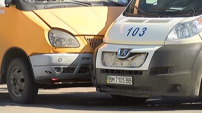Аварія в Сумах: маршрутка зіштовхнулася з автомобілем швидкої допомоги Аварія в Сумах: маршрутка зіштовхнулася з автомобілем швидкої допомоги