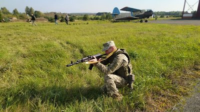 Боєць тероборони під час навчання на Волині Боєць тероборони під час навчання на Волині