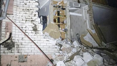 Ракетний удар по Чернігову 3 січня: у пошкоджених будинках закриватимуть вікна плівкою
