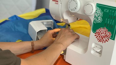 У Тернополі нацгвардійка шиє українські прапори У Тернополі нацгвардійка шиє українські прапори