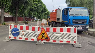 Провалля на дорозі: на вулиці Східній в Житомирі знову ремонтують колектор Провалля на дорозі: на вулиці Східній в Житомирі знову ремонтують колектор