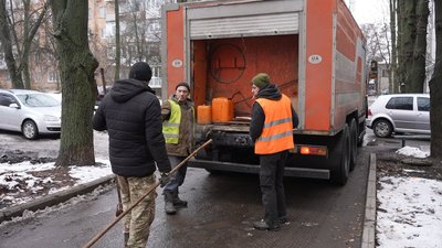 Працівники водоканалу у Кропивницькому приїхали чистити колодязі Працівники водоканалу у Кропивницькому приїхали чистити колодязі