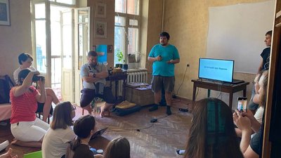 "Про Херсон має знати весь світ!". У столиці відбулась благодійна історична лекція