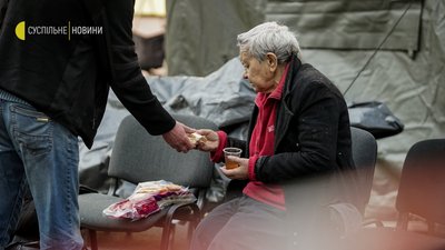 Деякі люди йдуть пішки з Бучі — фоторепортаж з евакуаційного центру поблизу Ірпеня Деякі люди йдуть пішки з Бучі — фоторепортаж з евакуаційного центру поблизу Ірпеня