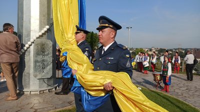У Вінниці у День державного прапора підняли найбільший стяг в області