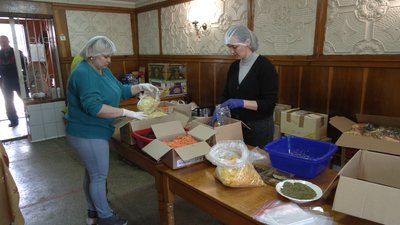 У Долині на Франківщині працівники закладів культури готують сухі борщі для українських солдатів У Долині на Франківщині працівники закладів культури готують сухі борщі для українських солдатів
