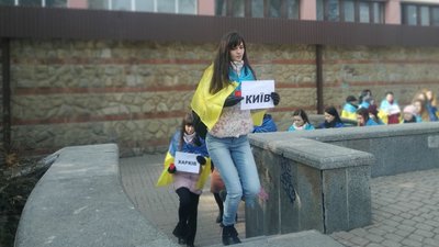 "Обіймаємо їх молитвою". У Франківську провели акцію на підтримку регіонів, де тривають бойові дії "Обіймаємо їх молитвою". У Франківську провели акцію на підтримку регіонів, де тривають бойові дії