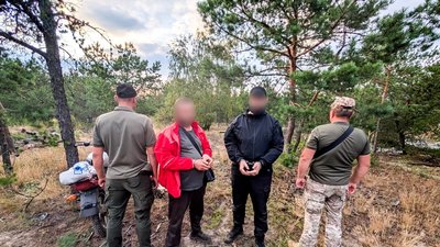 13 людей підозрюють у незаконному переправленні чоловіків через кордон