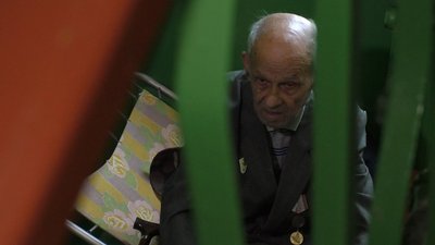 У Чернігові 94-річний дідусь живе у під’їзді