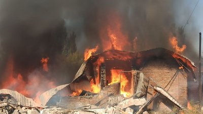 Пожежа у Словʼянську після обстрілу