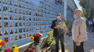У Києві вшановують загиблих у боях під Іловайськом У Києві вшановують загиблих у боях під Іловайськом