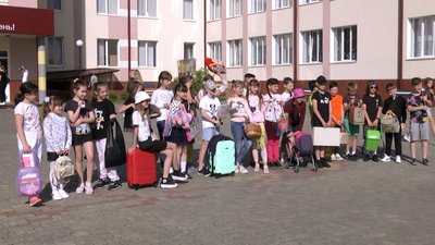У кошиках, відрах і візочках: в луцькому ліцеї діти влаштували день без ранців У кошиках, відрах і візочках: в луцькому ліцеї діти влаштували день без ранців