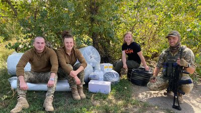 Волонтерка з Тернополя передала військовослужбовцям квадрокоптери Волонтерка з Тернополя передала військовослужбовцям квадрокоптери