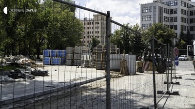 У сквері на майдані Свободи прибрали половину паркану У сквері на майдані Свободи прибрали половину паркану