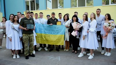 Чопські випускники передали прикордонникам два прилади нічного бачення