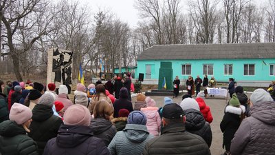Вшанувати пам'ять Анатолія Королівського з Хмельниччини під час відкриття меморіальної дошки прийшли рідні, друзі й місцеві жителі Вшанувати пам'ять Анатолія Королівського з Хмельниччини під час відкриття меморіальної дошки прийшли рідні, друзі й місцеві жителі