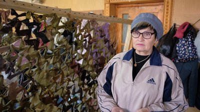 Вінницьким волонтерам не вистачає тканини для маскувальних сіток Вінницьким волонтерам не вистачає тканини для маскувальних сіток