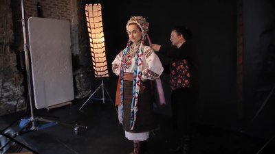 На показах та фотосесіях демонструють старовинне вбрання наших прабабусь та дідусів українські актори На показах та фотосесіях демонструють старовинне вбрання наших прабабусь та дідусів українські актори