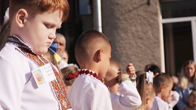 Діти на святі останнього дзвоника