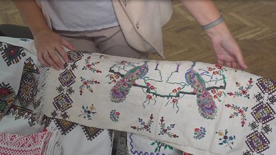 На Тернопільщині жінка передала до краєзнавчого музею пів сотні родинних вишивок На Тернопільщині жінка передала до краєзнавчого музею пів сотні родинних вишивок