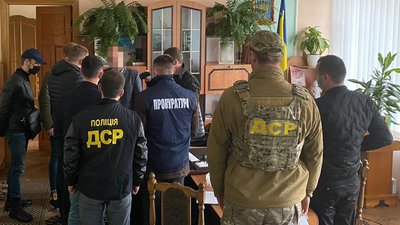 Хабарі талонами на пальне: на Львівщині затримали голову РДА Хабарі талонами на пальне: на Львівщині затримали голову РДА