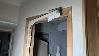 Залишки дверей у квартирі сім'ї фігуриста Шарпара, яка зазнала пошкоджень внаслідок влучань, Харків Залишки дверей у квартирі сім'ї фігуриста Шарпара, яка зазнала пошкоджень внаслідок влучань, Харків