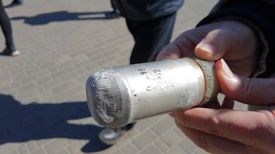Російські військові розігнали херсонців на мирному мітингу гранатами зі сльозогінним газом Російські військові розігнали херсонців на мирному мітингу гранатами зі сльозогінним газом