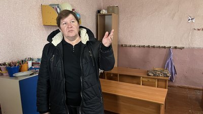 Завідувачка дитсадка Тетяна Янович показує кімнату Завідувачка дитсадка Тетяна Янович показує кімнату