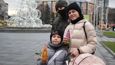 Ялинки та листівки: у Луцьку нацгвардійці влаштували святкову акцію Ялинки та листівки: у Луцьку нацгвардійці влаштували святкову акцію